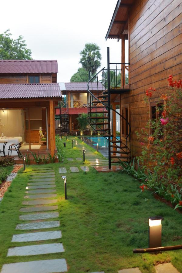 Wooden Ecr Sea Resort Pondicherry Exterior photo