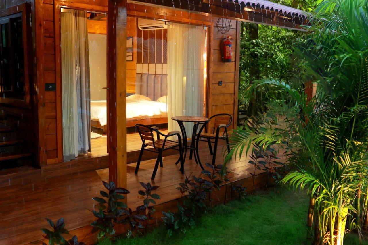 Wooden Ecr Sea Resort Pondicherry Exterior photo